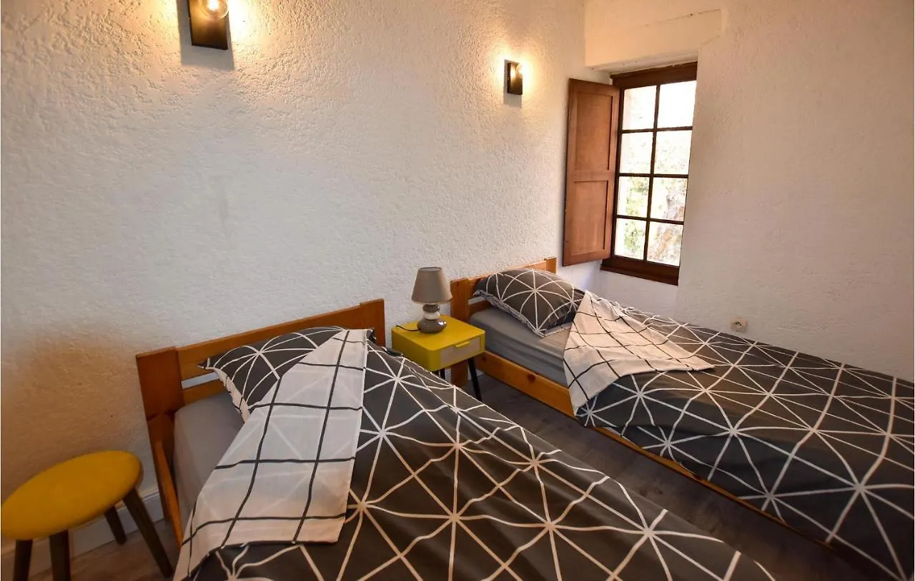 2 Bedroom Beautiful Apartment In Rustrel location